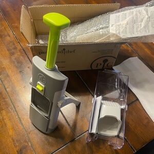 Brand new in box. Pampered Chef rapid prep mandoline slice.